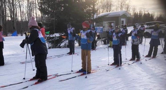 Groupe d'élèves en ligne au Club de ski de fond