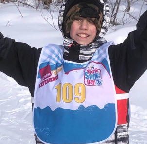 Skieur portant un numéro du World Snow Day