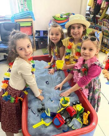 Fillettes avec les mains dans le sable