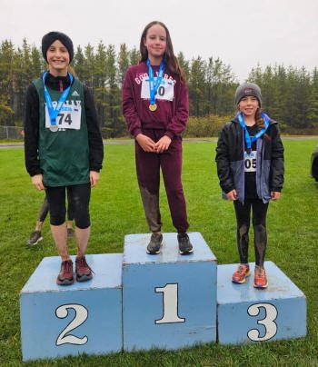 Trois jeunes médaillés sur un podium