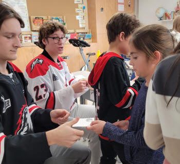 Lors de la visite des deux joueurs de hockey