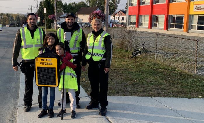 Écolières portant un radar de vitesse, près de l'école de la Petite-Étincelle