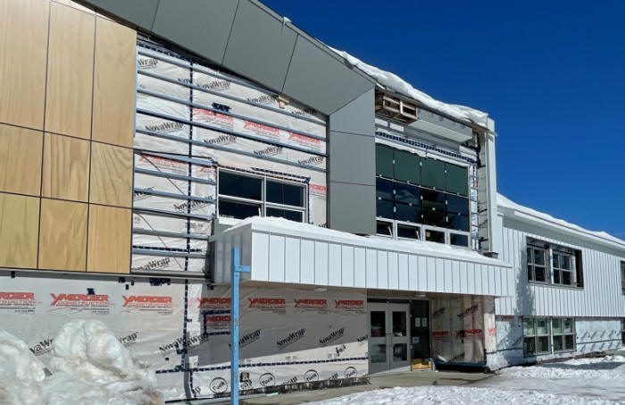 Façade avant de l'école de l'Étincelle à Évain