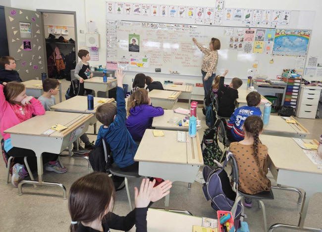 Élèves dans une classe de l'école de l'Étincelle