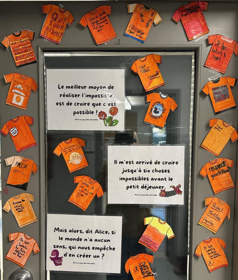 Des mots d'encouragement décorent des chandails oranges