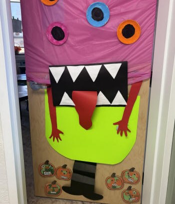 Une des portes de classe décorée pour l'Halloween Une des portes de classe décorée pour l'Halloween