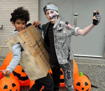 Deux élèves costumés pour l'Halloween Deux élèves costumés pour l'Halloween