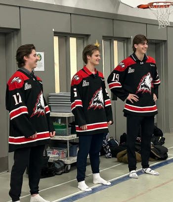 Trois joueurs des Huskies à l'école de l'Étincelle Trois joueurs des Huskies à l'école de l'Étincelle