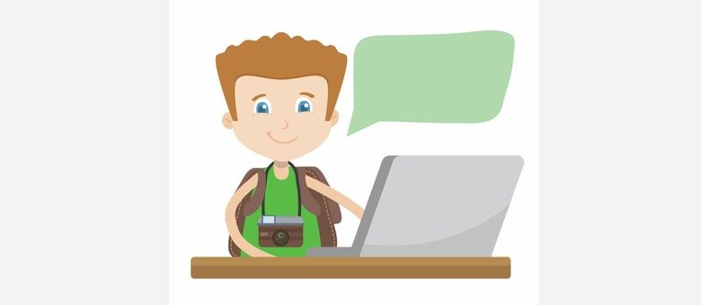 Un jeune reporter devant son ordinateur
