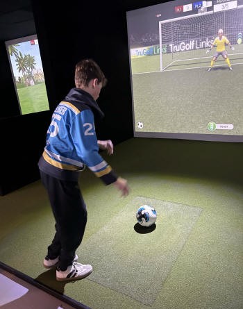 Jeu de soccer à la Centrale du sport AO Jeu de soccer à la Centrale du sport AO