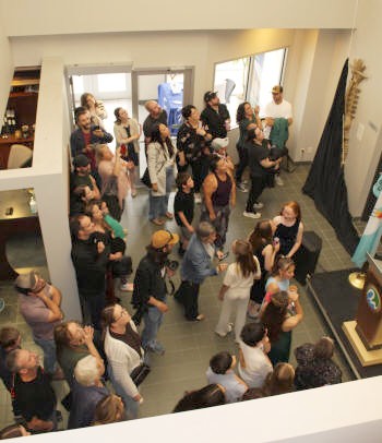 Lors du dévoilement de l'œuvre "Fantaisie féérique" à l'hôtel de ville de Rouyn-Noranda Lors du dévoilement de l'œuvre "Fantaisie féérique" à l'hôtel de ville de Rouyn-Noranda
