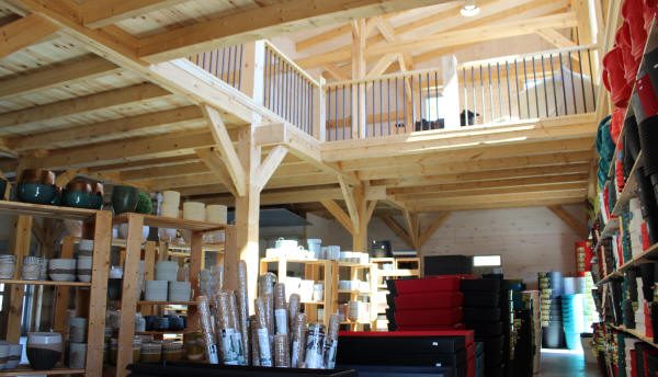 Vue de l'intérieur du bâtiment avec les poutres en bois