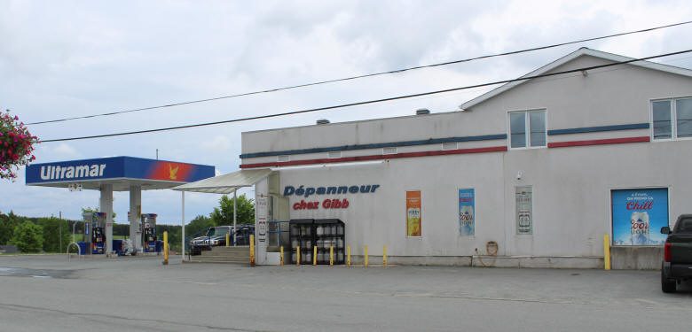 Dépanneur Chez Gibb, au centre du village d'Évain