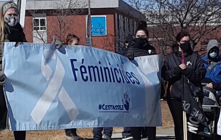 Banderole "Féminicides c'est assez"