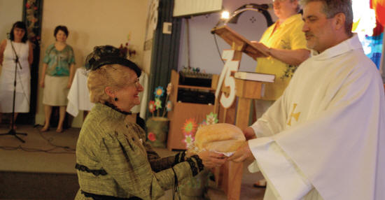 Échange du pain à l'église