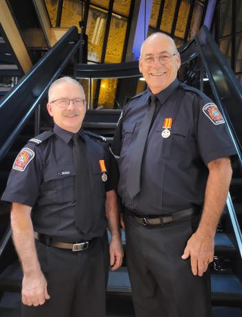 Deux pompiers ayant 30 ans de service
