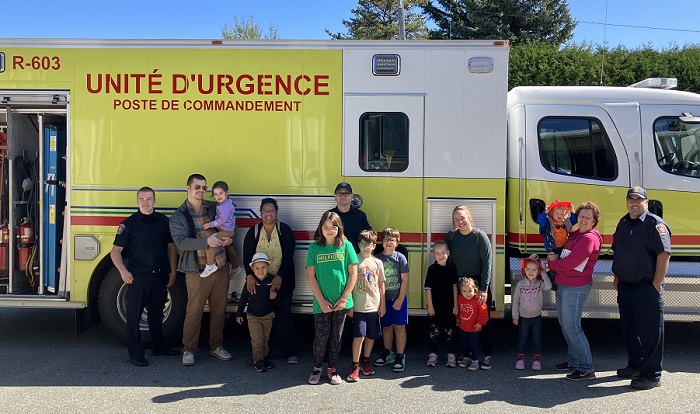 Visiteurs devant un camion "Unité d'urgence"...