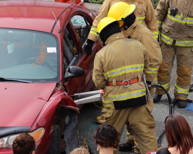 Pompiers utilisant des outils de désincarcération