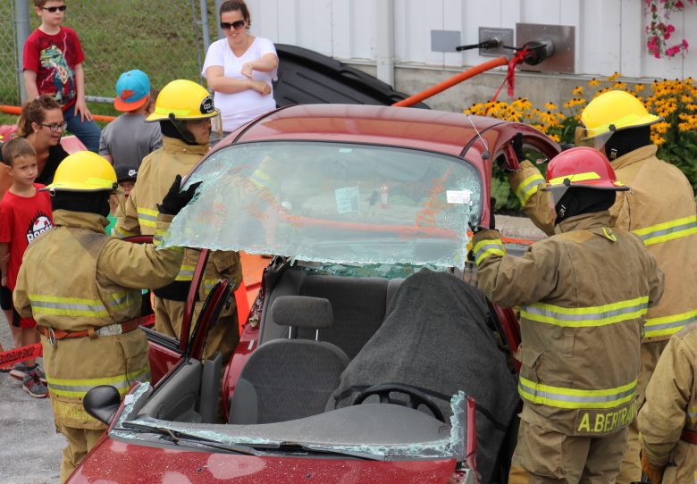 Pompiers enlevant le toit d'une carcasse d'auto