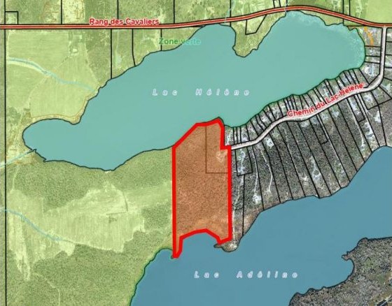 Entre les lacs Hélène et Adéline, dans le quartier Évain de Rouyn-Noranda Entre les lacs Hélène et Adéline, dans le quartier Évain de Rouyn-Noranda