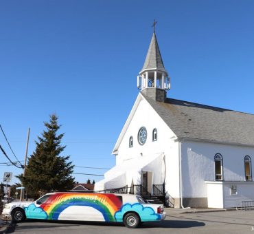 Église Saint-Bernard et limousine avec un arc-en-ciel