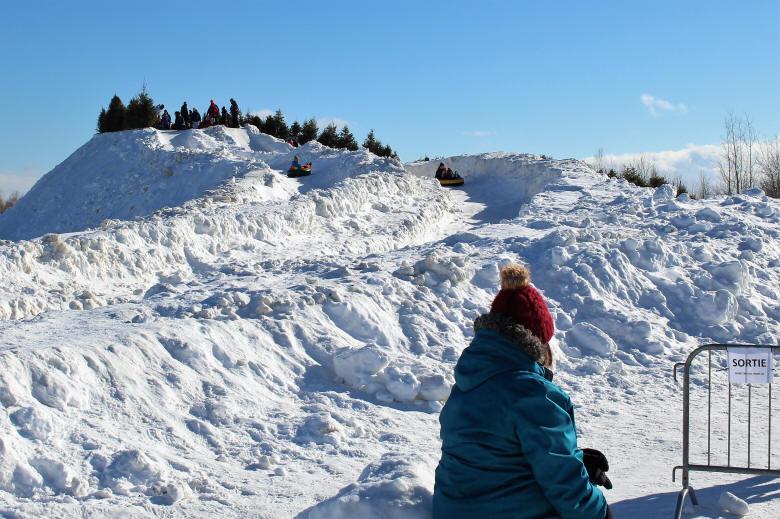 Côte enneigée pour les glissades