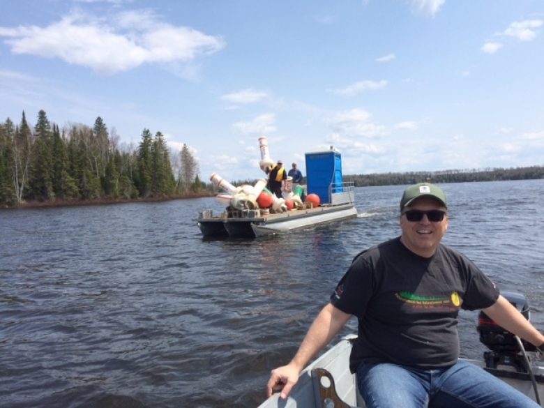 En bateau à moteur et ponton sur le lac