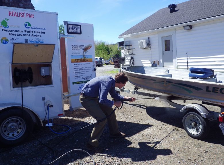 Station mobile de lavage de bateaux