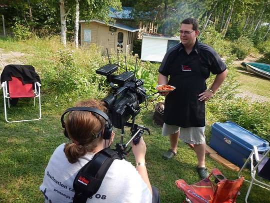 Devant la caméra, pendant le tournage de l'émission