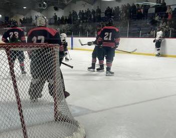 Pendant une partie de hockey au Centre communautaire d'Évain Pendant une partie de hockey au Centre communautaire d'Évain