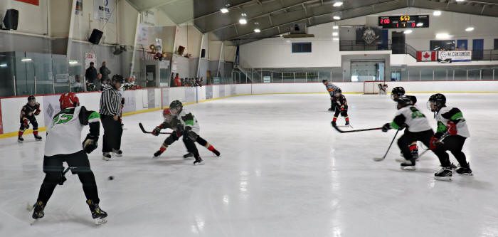 Jeunes hockeyeurs en action sur la glace Jeunes hockeyeurs en action sur la glace