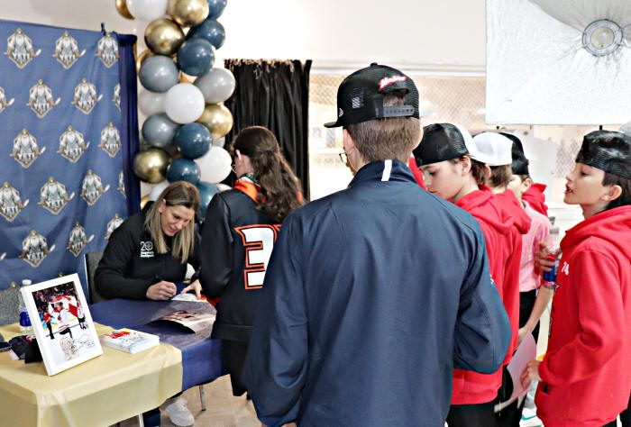 Kim St-Pierre signant des autographes aux joueurs Kim St-Pierre signant des autographes aux joueurs