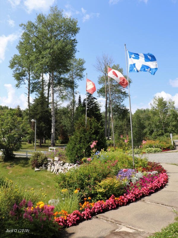 Drapeaux au Centre de plein air du lac Flavrian