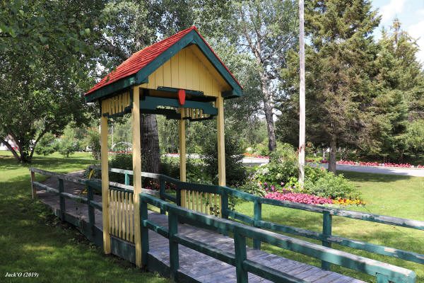 Trottoir en bois avec un petit pont