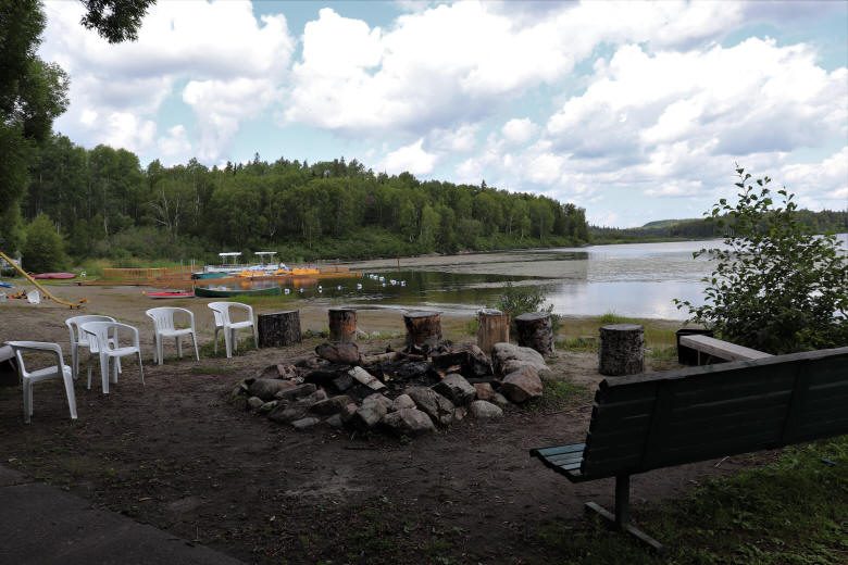 Espace pour un feu de camp près du lac