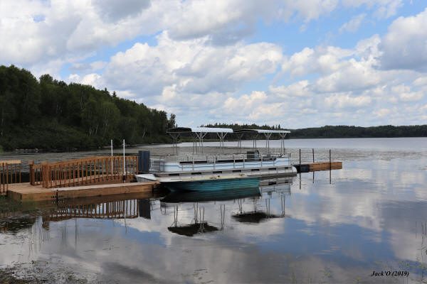 Un bateau ponton pour les sorties de groupe sur le lac Flavrian