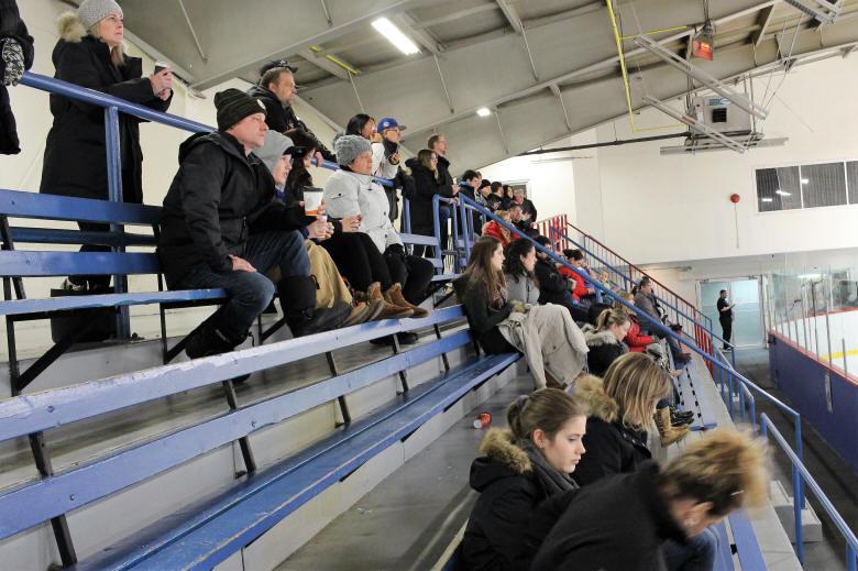 Spectateurs du tournoi de hockey Defi Laurent Laflamme 2018.