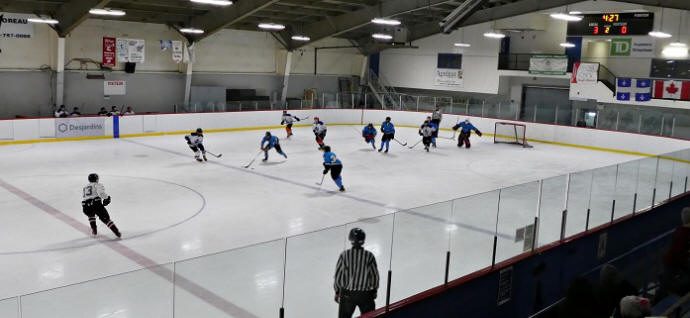 Sur la glace du Centre communautaire d'Évain