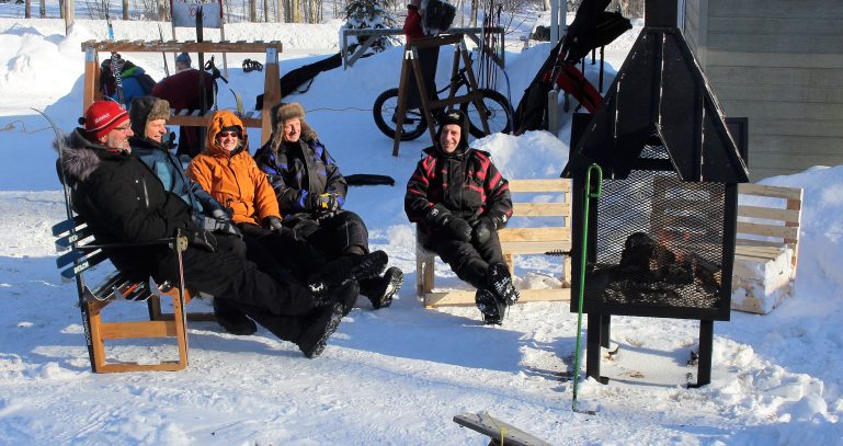 Près du foyer extérieur au Club de ski de fond d'Évain