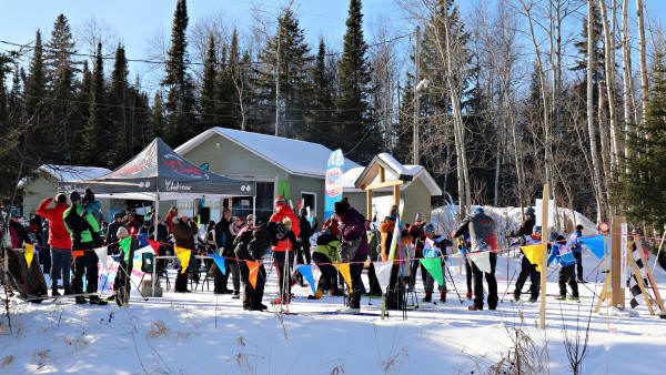 Groupe de skieurs, prêts pour les activités...