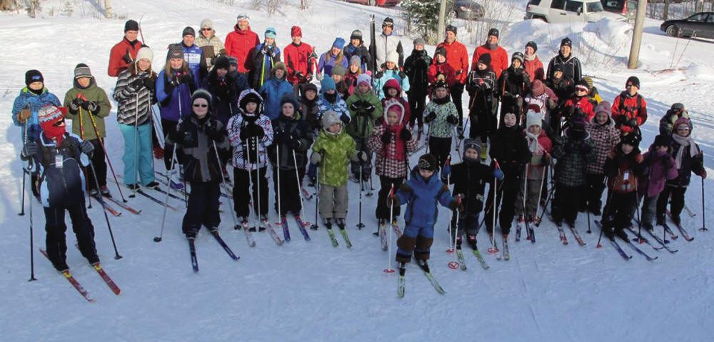 Groupe d'enfants en skis